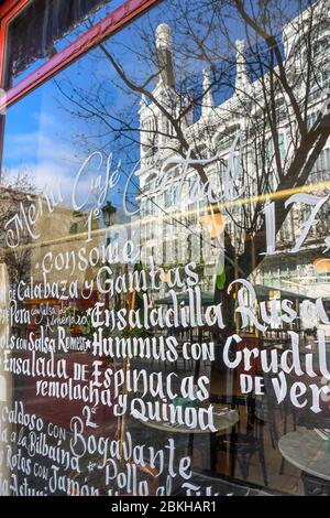 Les bâtiments de la Plaza de Santa Anna se reflètent dans la fenêtre d'un café et bar tapas, Plaza de Santa Anna, Centre de Madrid, Espagne Banque D'Images