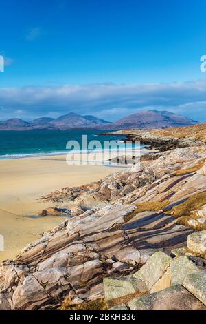 Ciel bleu sur la plage de Traigh Rosalmol à LUSKENTIRE sur l'île de Harris dans les îles occidentales d'Écosse Banque D'Images