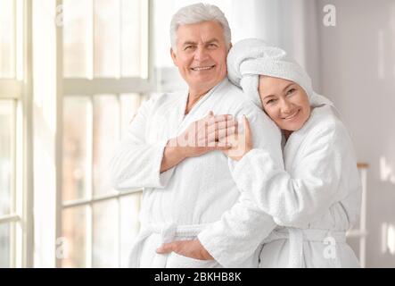 Matin de couple d'âge mûr dans la salle de bains Banque D'Images