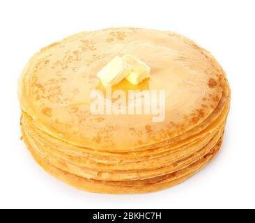 Blini savoureux avec beurre sur fond blanc Banque D'Images