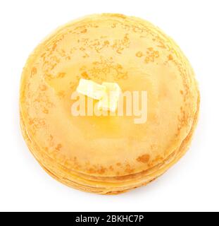 Blini savoureux avec beurre sur fond blanc Banque D'Images