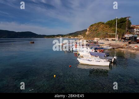 Agios Sostis, île de Zakynthos, Grèce 24 septembre 2017: Bateaux dans le port de Laganas par une journée nuageux en été. Banque D'Images