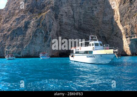 ZAKYNTHOS, Grèce, le 27 septembre 2017 : les bateaux de croisière dans la baie de la plage de Navagio sur l'île de Zakynthos. La Grèce. Banque D'Images