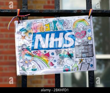 Des panneaux « merci NHS », accrochés sur les rails à l'extérieur de l'hôpital de Lewisham, dans la rue Lewisham High, pendant la pandémie COVID-19 Banque D'Images