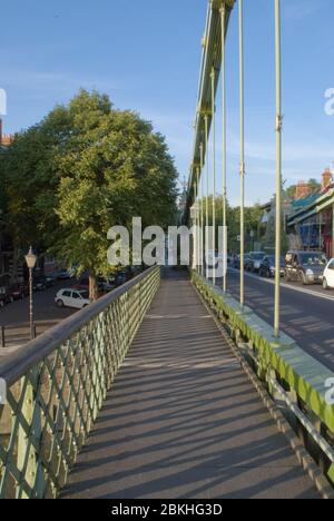 Pont suspendu Victorian Architecture Engineering Green Gold Hammersmith Bridge, Londres Barnes by Sir Joseph Bazalgette Dixon Appleby & Thorne Banque D'Images