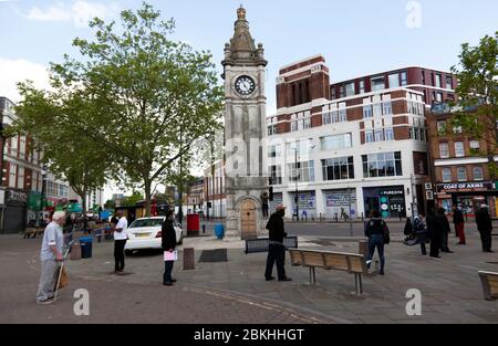 Les membres du public observent les distances sociales, tout en faisant la queue pour entrer dans la Barclays Bank à Lewisham High-Street, pendant le verrouillage COVID-19 Banque D'Images