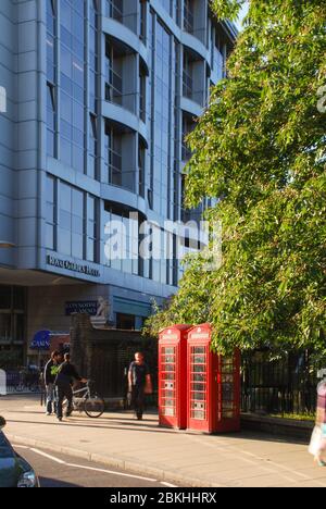 Postmoderniste 5 Red Star Royal Garden Hotel, 2-24 Kensington High St, Kensington, Londres par Richard Seifert Banque D'Images