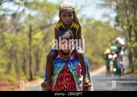 Thane, Inde. 04 mai 2020. Un enfant est vu sur l'épaule de son frère tout en marchant vers leurs endroits indigènes dans une chaleur brûlant après avoir été coincé pendant 40 jours pendant le maintien. Le Premier ministre indien, Narendra Modi, a annoncé l'extension du maintien jusqu'au 17 mai dans tout le pays, a limité le mouvement des personnes pour freiner la propagation du coronavirus. Plus de 42836 ont été testés positifs pour le coronavirus en Inde avec 1395 morts. Crédit: SOPA Images Limited/Alay Live News Banque D'Images