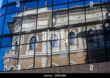 Centre de Budapest (Pest) - réflexions dans les bâtiments de la ville, Budapest, Hongrie centrale, Hongrie Banque D'Images