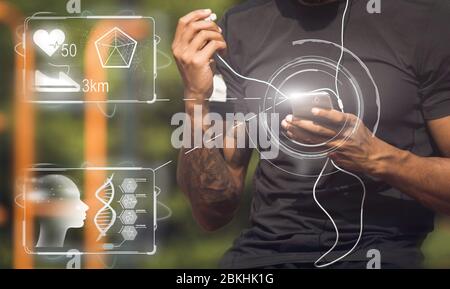 Un gars musclé avec tatouage regardant son smartphone Banque D'Images