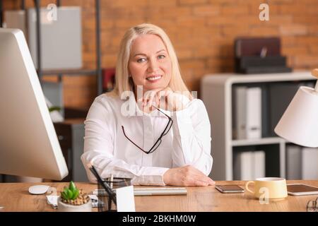 Portrait of mature businesswoman in office Banque D'Images