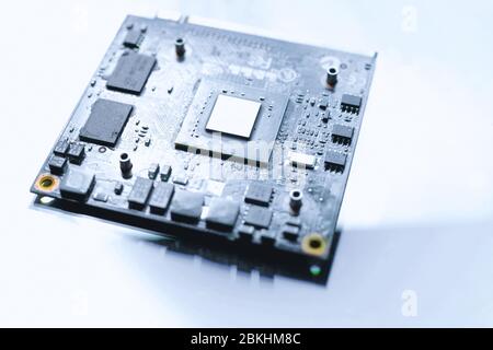 Gros plan et mise au point sélectionnée. Microprocesseur sur la carte mère du pc sur fond blanc. Carte de circuit imprimé avec micropuces de résistances et composants électroniques. Banque D'Images
