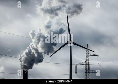 Gelsenkirchen, région de Ruhr, Rhénanie-du-Nord-Allemagne - Paysage énergétique, éoliennes, pylône électrique et cheminées de fumée à la centrale électrique de Scholven, U Banque D'Images