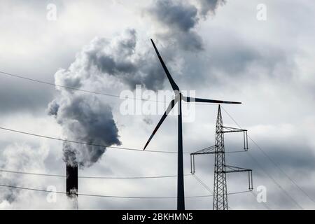 Gelsenkirchen, région de Ruhr, Rhénanie-du-Nord-Allemagne - Paysage énergétique, éoliennes, pylône électrique et cheminées de fumée à la centrale électrique de Scholven, U Banque D'Images