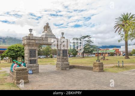 HARRISMITH, AFRIQUE DU SUD - 16 MARS 2020 : scène de rue, avec un monument commémorant les habitants morts pendant la guerre des Boers, à Harrismith. Les gens sont v Banque D'Images