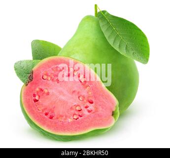 Goyave isolé. Un et demi de fruits de guaba à chair rose isolés sur fond blanc Banque D'Images