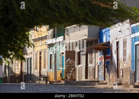 Rue vide avec maisons colorées près du port / port dans la ville Sal Rei sur l'île Boa Vista, Cap Vert / l'archipel de Cabo Verde Banque D'Images