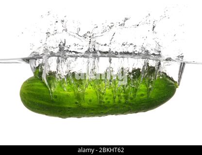 Chute de concombre frais dans l'eau sur fond blanc Banque D'Images