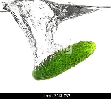 Chute de concombre frais dans l'eau sur fond blanc Banque D'Images