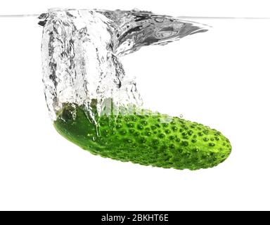 Chute de concombre frais dans l'eau sur fond blanc Banque D'Images