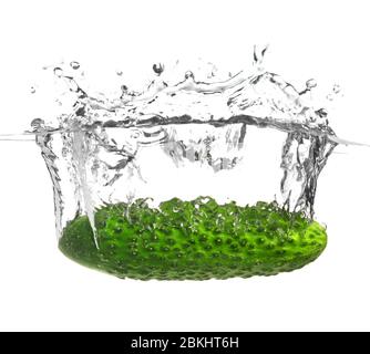 Chute de concombre frais dans l'eau sur fond blanc Banque D'Images
