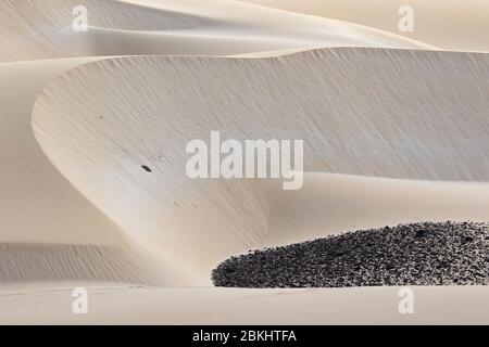 Dunes formées par le sauté dans le désert du Sahara sable et roches volcaniques dans le désert de Deserto de Viana sur l'île de Boa Vista, Cap Vert / Cabo Verde Banque D'Images