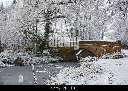 Pont sur le canal gelé de Basingstoke dans le sud de l'Angleterre Banque D'Images