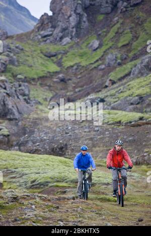 Deux amis qui font du vélo tout terrain autour du lac Thingvellir Banque D'Images
