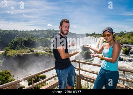 Couple présentant les cascades d'Iguazu en Argentine Banque D'Images