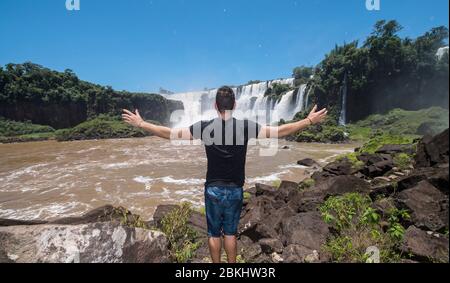 Jeune homme posant devant les cascades d'Iguaçu Argentine Banque D'Images