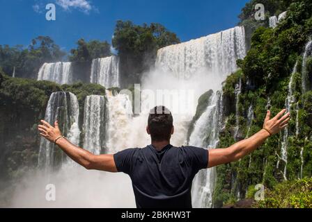 Jeune homme posant devant les cascades d'Iguaçu Argentine Banque D'Images