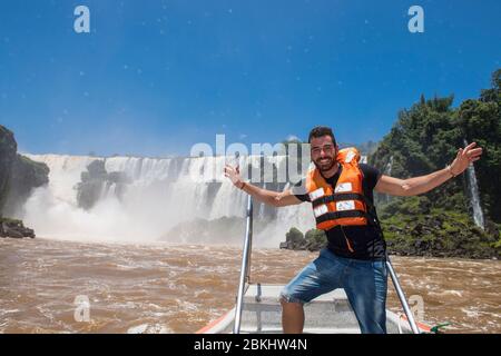 Jeune homme posant devant les cascades d'Iguaçu Argentine Banque D'Images