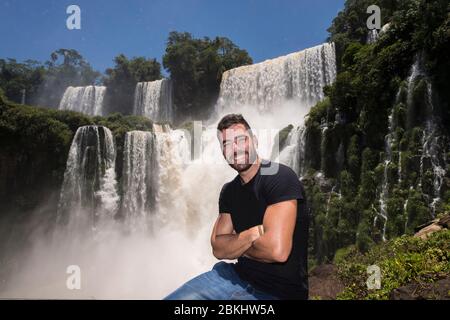 Jeune homme posant devant les cascades d'Iguaçu Argentine Banque D'Images