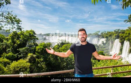 Jeune homme posant devant les cascades d'Iguaçu Argentine Banque D'Images