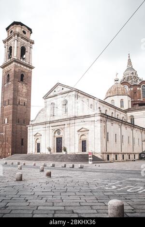 Turin, Italie. 26 avril 2020. Turin, Italie, avril 2020: Le Duomo di Torino (la cathédrale de Torino), dédié à Saint Jean le Baptiste et maison du Saint-Chroud pendant la période de verrouillage pandémique de Covid-19 (photo d'Alessandro Bosio/Pacific Press) crédit: Agence de presse du Pacifique/Alay Live News Banque D'Images
