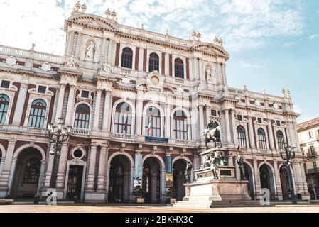 Turin, Italie. 25 avril 2020. Turin, Italie, avril 2020: Piazza Carlo Alberto (place Carlo Alberto) et le Museo del Risorgimento (Musée Renaissance) en arrière-plan pendant la période de verrouillage pandémique de Covid-19 (photo d'Alessandro Bosio/Pacific Press) crédit: Agence de presse du Pacifique/Alay Live News Banque D'Images