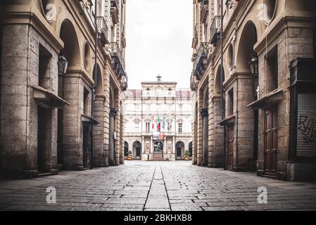 Turin, Italie. 26 avril 2020. Turin, Italie, avril 2020: La façade du Palazzo di Città, siège social de la municipalité de Turin pendant la période de verrouillage pandémique de Covid-19 (photo d'Alessandro Bosio/Pacific Press) crédit: Agence de presse du Pacifique/Alay Live News Banque D'Images