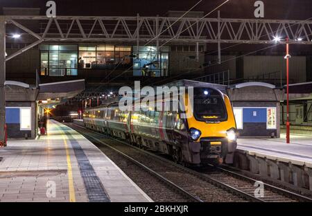 Arriva CrossCountry trains voyager train 220003 appelant à la gare de Stafford, sur la ligne principale de la côte ouest la nuit Banque D'Images