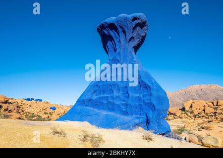 Maroc, Souss-Massa, environs de Tafraoute, village d'Aguerd Oudad, rochers peints par l'artiste belge en plastique Jean Verame Banque D'Images