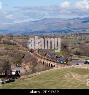 2 Services ferroviaires directs locomotive de classe 57 57003 + 57007 traversant le viaduc de Crosby Garrett sur le site pittoresque de Carlisle avec un fret. Banque D'Images