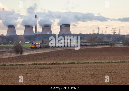 EWS / DB Cargo classe 60 locomotive de fret lourd 60035 passant Burton Salmon et Ferrybridge centrale électrique avec un train de fret en bloc de fil d'acier Banque D'Images