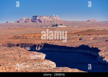 Centrale électrique centrale électricité avec le fleuve colorado et lac powell paysage générant à Navajo Page Arizona États-Unis. Site des États-Unis Banque D'Images