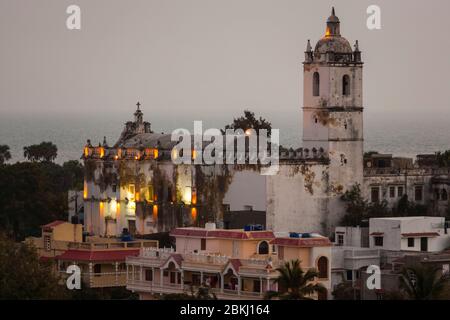 Inde, Daran et territoire DIU, district DIU, vue élevée à l'aube sur l'église Saint François d'Assise construite en 1593 et transformée en hôpital Banque D'Images