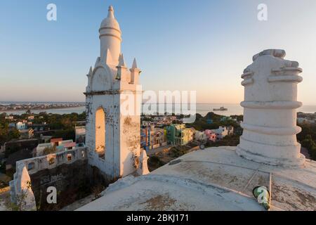 Inde, territoire de Daman et DIU, District de DIU, toit de l'église Saint Thomas, construit en 1598 et transformé en musée, vue au lever du soleil sur la ville, le fort Pani Kotha et la mer d'Arabie Banque D'Images