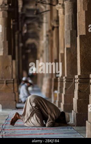 Inde, Etat du Gujarat, Ahmedabad, Jami Masjid, Grande Mosquée, hommes musulmans priant dans la salle du pilier Banque D'Images