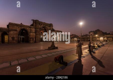 Inde, Etat du Gujarat, Ahmedabad, Jami Masjid, Grande Mosquée, vue nocturne, groupe d'hommes musulmans priant Banque D'Images