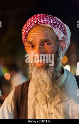 Inde, État du Gujarat, Ahmedabad, portrait d'un homme musulman avec une longue barbe blanche Banque D'Images