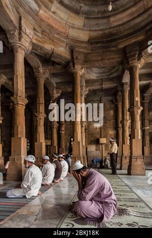 Inde, Etat du Gujarat, Ahmedabad, Jami Masjid, Grande Mosquée, hommes musulmans priant dans la salle du pilier Banque D'Images