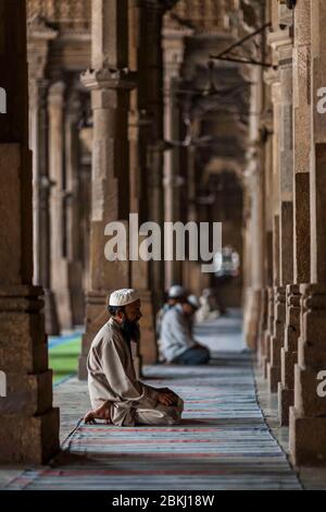 Inde, Etat du Gujarat, Ahmedabad, Jami Masjid, Grande Mosquée, hommes musulmans priant dans la salle du pilier Banque D'Images