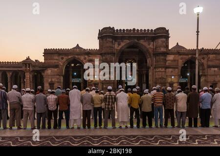 Inde, Etat du Gujarat, Ahmedabad, Jami Masjid, Grande Mosquée, groupe d'hommes musulmans priant Banque D'Images